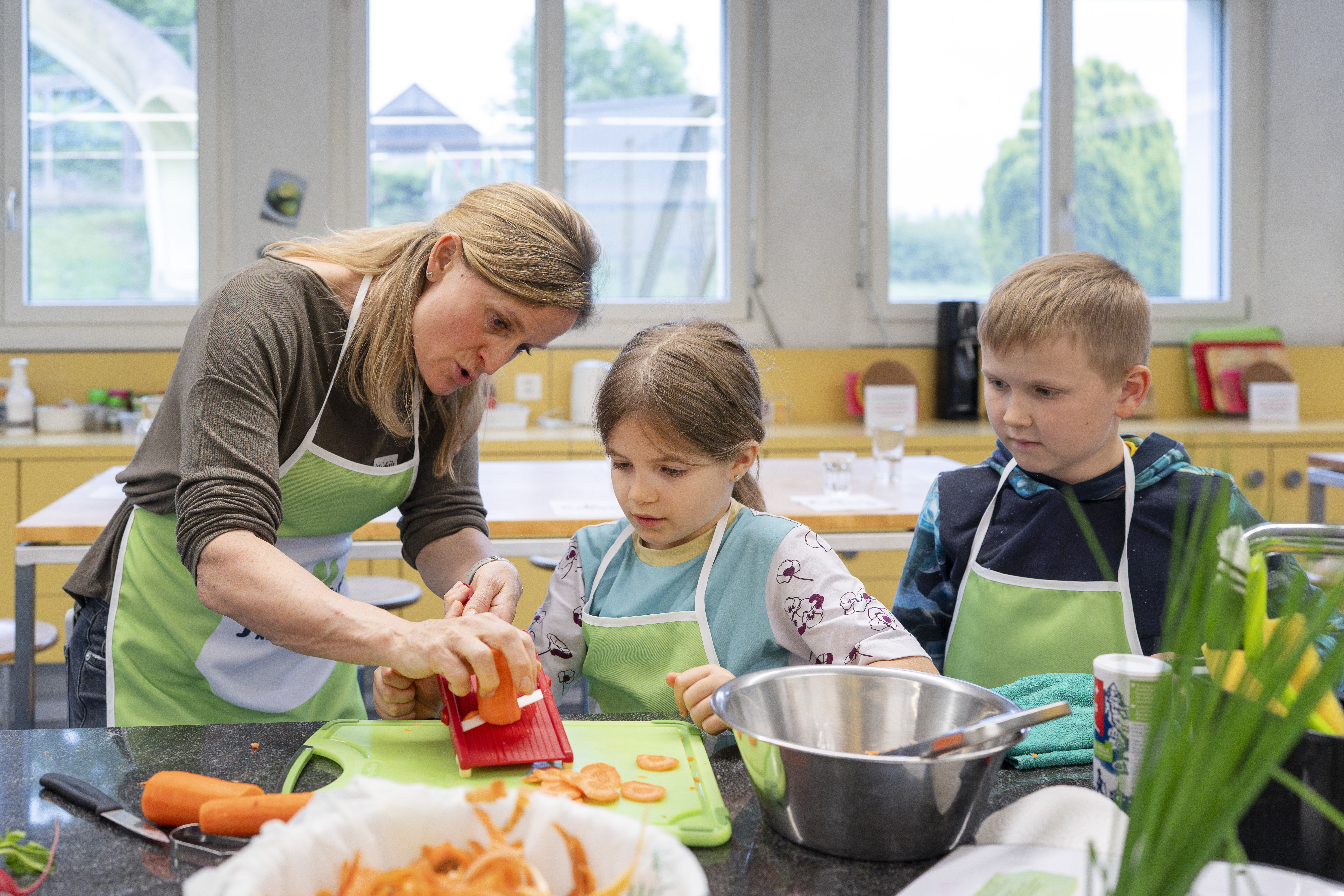 07.05.2025, HUENENBERG: KiKo Kinderkochen in der Schulküche des Schulhauses Ehret, organisiert und durchgeführt von der fit4future foundation, fotografiert am Mittwoch, den 07. Mai 2025 in Hünenberg © Urs Bucher/ ubupix